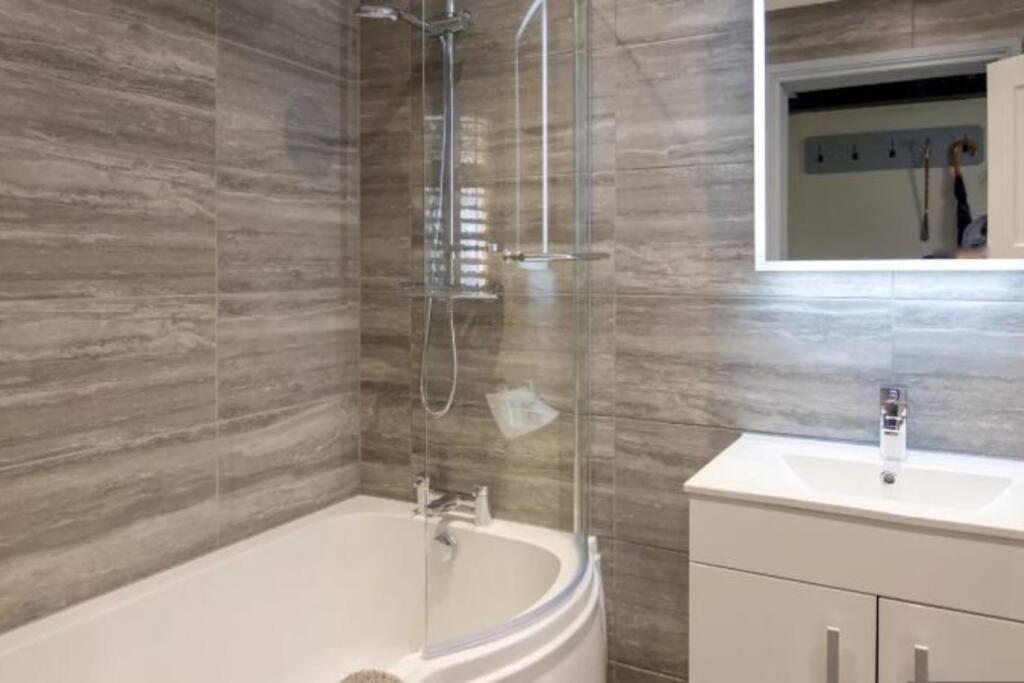 A Bright And Spacious Gem Staines-upon-Thames Zewnętrze zdjęcie