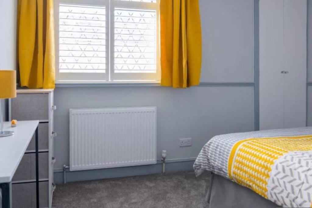 A Bright And Spacious Gem Staines-upon-Thames Zewnętrze zdjęcie