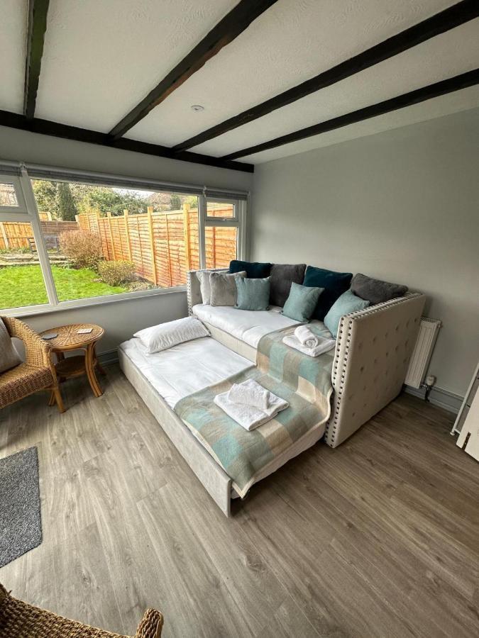 A Bright And Spacious Gem Staines-upon-Thames Zewnętrze zdjęcie